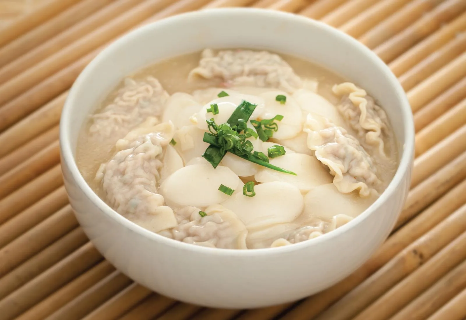 Tteok Mandu-guk (Rice Cake & Dumpling Soup)